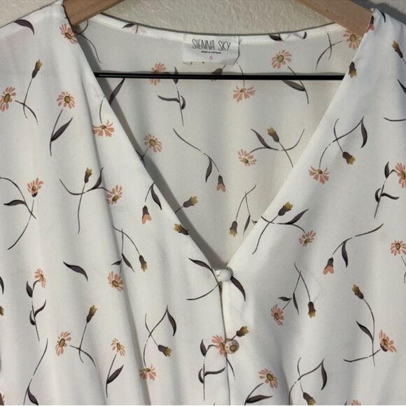 Sienna Sky White Flutter Sleeve Peplum Blouse Women’s Small. - Picture 3 of 8